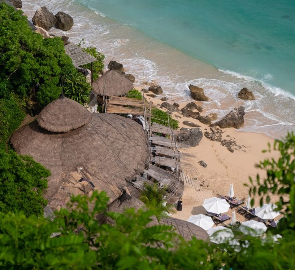 Menikmati Pesona Beach Club: Tempat Bersantai yang Memikat di Pantai